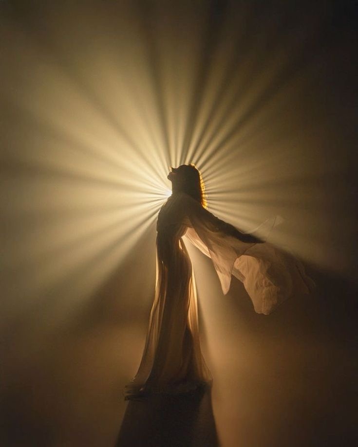 Silhouette einer Frau in goldenem Licht
